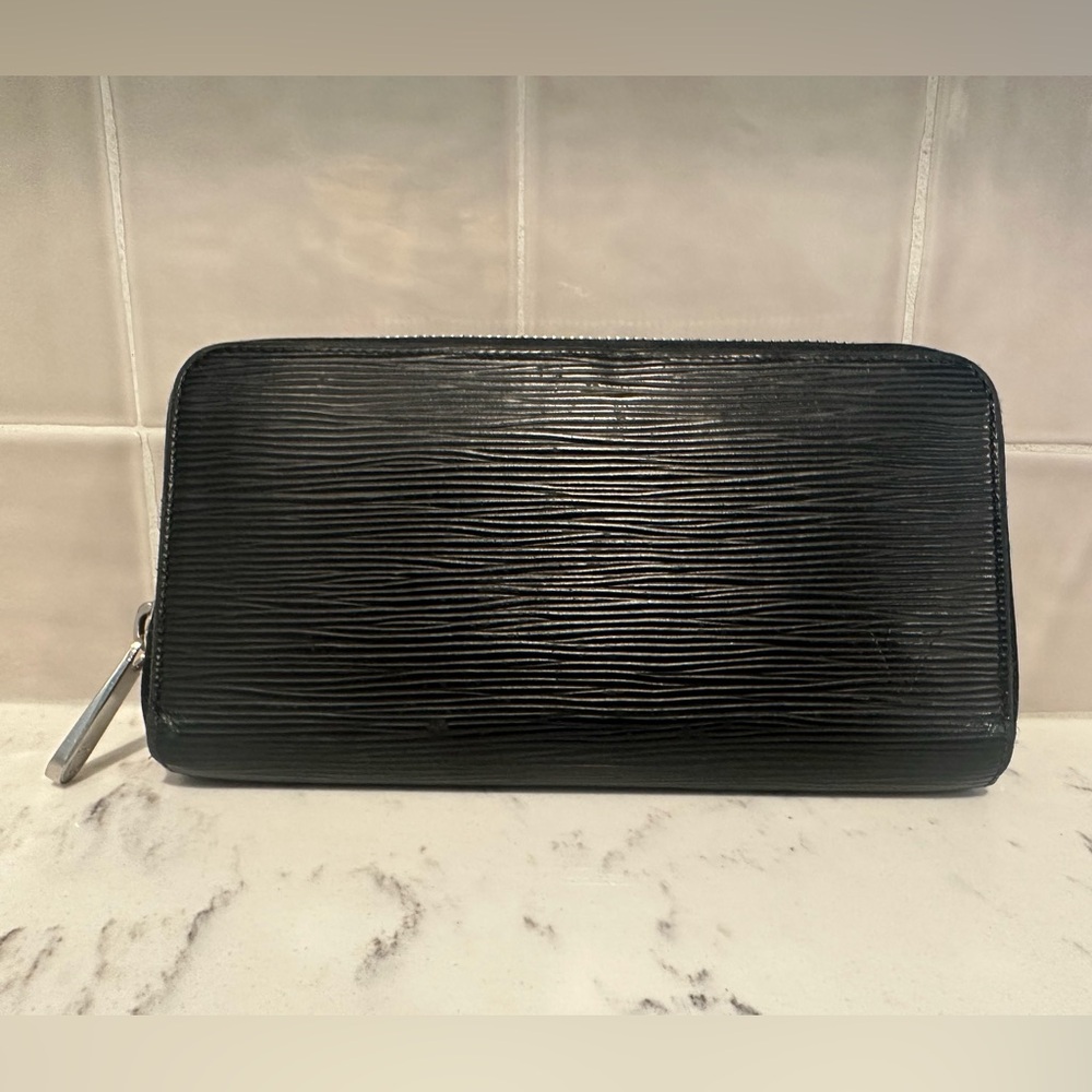 Authentic Louis Vuitton black epi zippy wallet